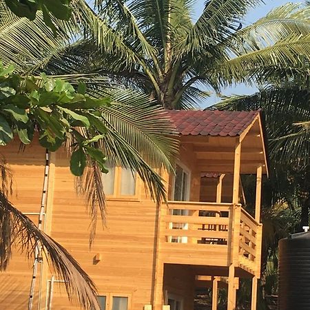 Tiara Fiesta Beach Cottages Morjim Exterior photo